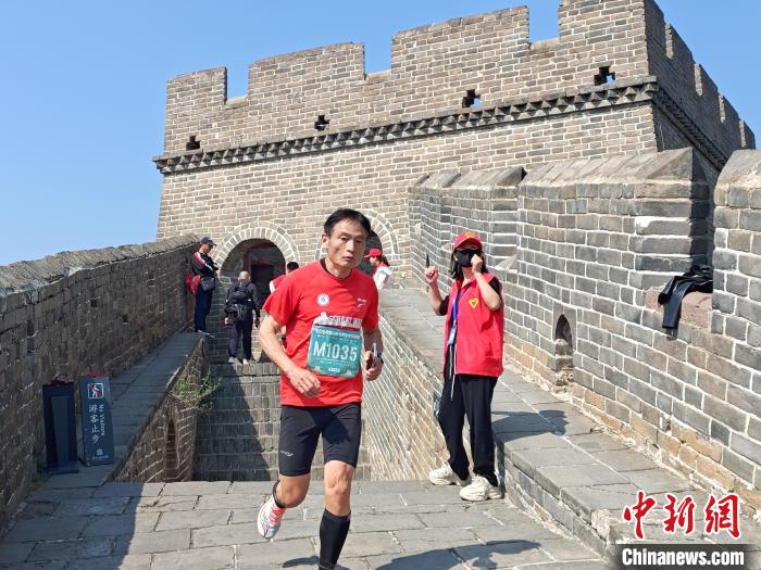 2024金山岭长城半程马拉松在承德滦平县开跑 逾千