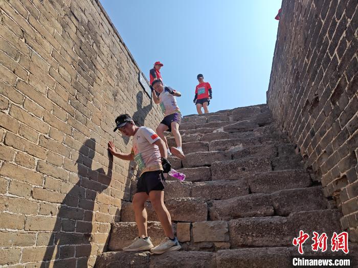 2024金山岭长城半程马拉松在承德滦平县开跑 逾千