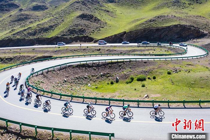 新疆第16届环塞里木湖公路自行车赛第四赛段被誉