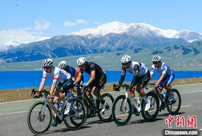 新疆第16届环塞里木湖公路自行车赛第四赛段被誉