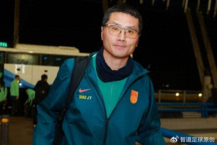 国足新帅邵佳一率队抵达悉尼备战关键赛事 争议