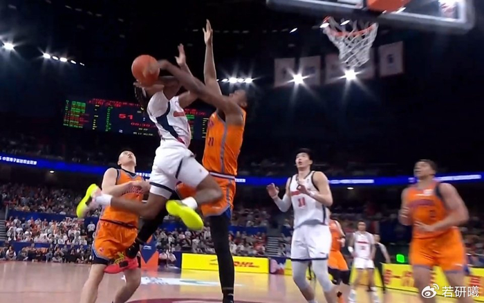 广东男篮遭上海逆转 麦考尔低迷成败因