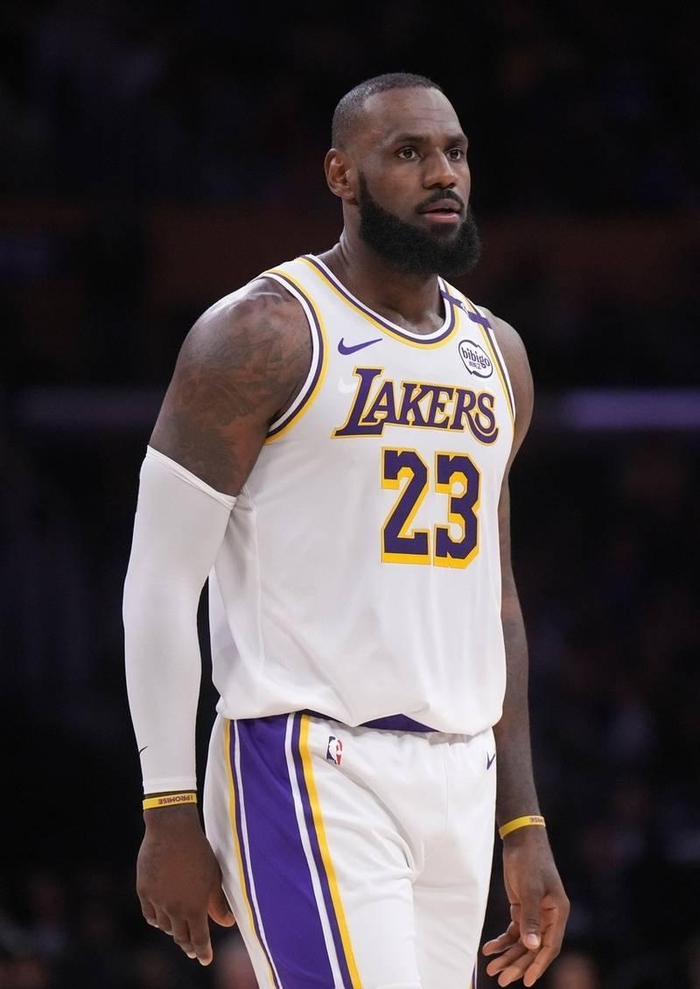 41岁詹姆斯率残阵击败勇士，单核统治引争议