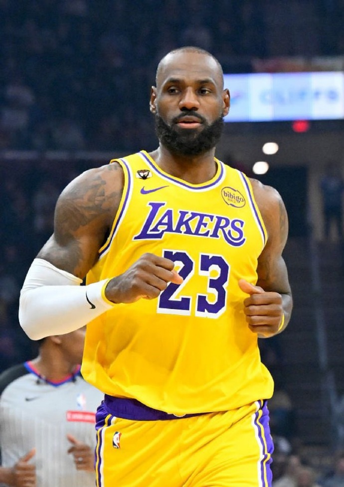 41岁詹姆斯率残阵击败勇士，单核统治引争议