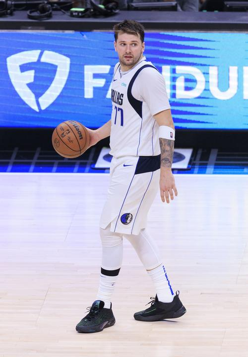 41岁詹姆斯率残阵击败勇士，单核统治引争议