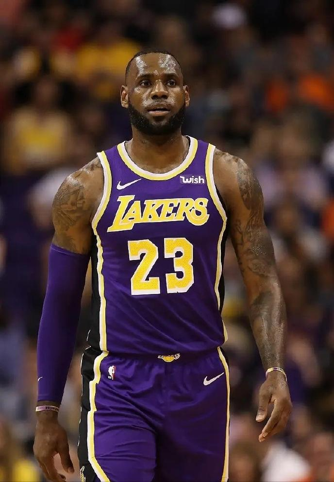 41岁詹姆斯率残阵击败勇士，单核统治引争议