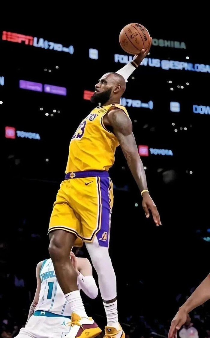 41岁詹姆斯率残阵击败勇士，单核统治引争议