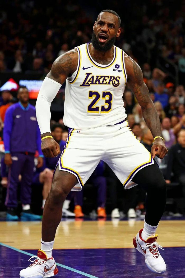 41岁詹姆斯率残阵击败勇士，单核统治引争议