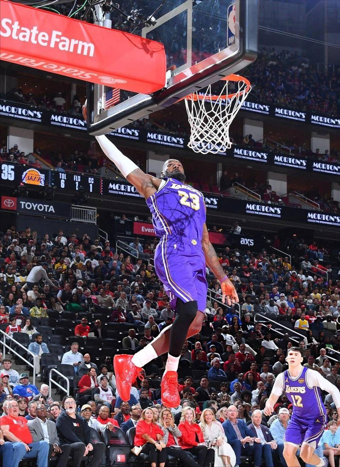 41岁詹姆斯率残阵击败勇士，单核统治引争议