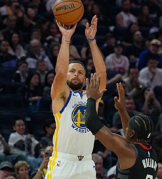 库里复出后火箭险胜勇士 关键一投错失绝杀